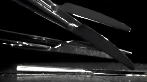 Cuchillo Cae Sobre Mesa Negra Filmado Una Cámara Alta Velocidad — Vídeos de Stock