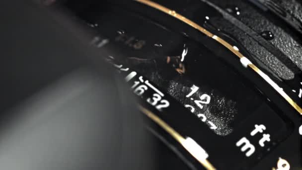 Gotas Chuva Caem Sobre Lente Filmado Uma Câmera Alta Velocidade — Vídeo de Stock