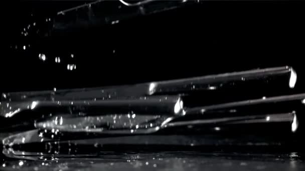 Cuchillo Cae Sobre Mesa Negra Filmado Una Cámara Alta Velocidad — Vídeos de Stock