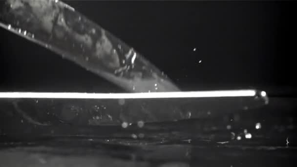 Bıçak Siyah Masaya Düşer 1000 Fps Yüksek Hızlı Bir Kamerayla — Stok video