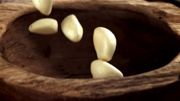 Bawang Putih Yang Dikupas Jatuh Dalam Piring Kayu Difilmkan Pada — Stok Video