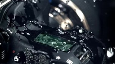 Kamera ekranına yağmur damlaları düşer. 1000 fps 'de yüksek hızlı bir kamerayla çekildi. Yüksek kaliteli FullHD görüntüler