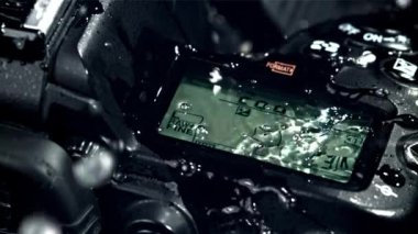 Kamera ekranına yağmur damlaları düşer. 1000 fps 'de yüksek hızlı bir kamerayla çekildi. Yüksek kaliteli FullHD görüntüler