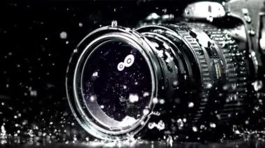 Kameraya lensle su damlaları düşer. 1000 fps 'de yüksek hızlı bir kamerayla çekildi. Yüksek kaliteli FullHD görüntüler