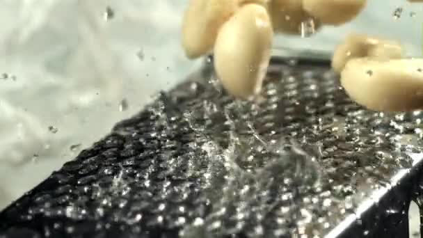 Frischer Knoblauch Fällt Auf Die Reibe Gefilmt Mit Einer Hochgeschwindigkeitskamera — Stockvideo