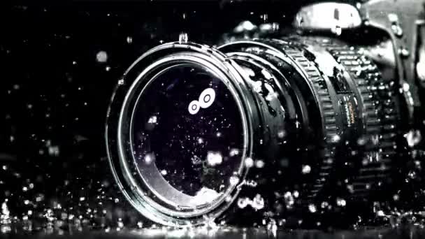 水滴はレンズでカメラに落下する 1000Fpsで高速カメラで撮影しました 高品質のフルHd映像 — ストック動画