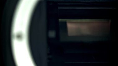 Kamera matris panjurları operasyonu. Makro atış. 1000 fps 'de yüksek hızlı bir kamerayla çekildi. Yüksek kaliteli FullHD görüntüler