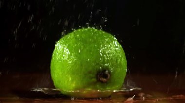 Bıçak limonu ikiye böler. 1000 fps 'de yüksek hızlı bir kamerayla çekildi. Yüksek kaliteli FullHD görüntüler