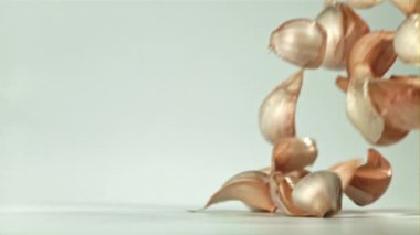 Taze sarımsak masaya düşer. 1000 fps 'de yüksek hızlı bir kamerayla çekildi. Yüksek kaliteli FullHD görüntüler