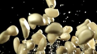 Sarımsak bir damla suyla uçar. 1000 fps 'de yüksek hızlı bir kamerayla çekildi. Yüksek kaliteli FullHD görüntüler