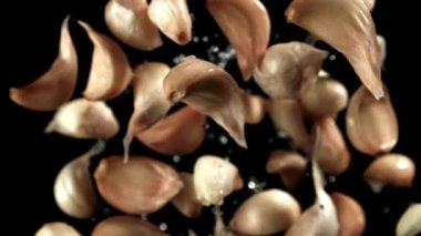 Taze sarımsak geliyor. Yukarıdan bak. 1000 fps 'de yüksek hızlı bir kamerayla çekildi. Yüksek kaliteli FullHD görüntüler