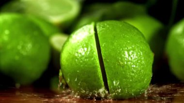 Kireç atıldığında iki parçaya ayrılır. 1000 fps 'de yüksek hızlı bir kamerayla çekildi. Yüksek kaliteli FullHD görüntüler