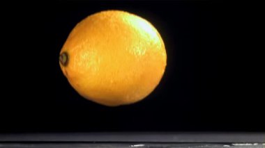 Limon ıslak masaya düşer. 1000 fps 'de yüksek hızlı bir kamerayla çekildi. Yüksek kaliteli FullHD görüntüler