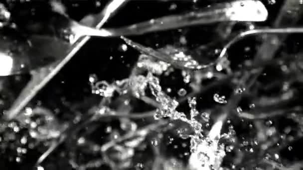 Столовые Приборы Взлетают Брызгами Воды Вид Сверху Снято Высокоскоростную Камеру — стоковое видео