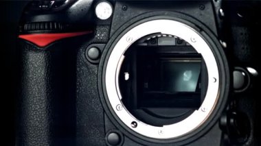 SLR kamerasının serbest bırakma mekanizması. 1000 fps 'de yüksek hızlı bir kamerayla çekildi. Yüksek kaliteli FullHD görüntüler