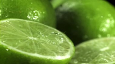 Kesik bir kireç parçasına su damlaları düşer. 1000 fps 'de yüksek hızlı bir kamerayla çekildi. Yüksek kaliteli FullHD görüntüler