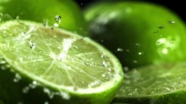 Kesik bir kireç parçasına su damlaları düşer. 1000 fps 'de yüksek hızlı bir kamerayla çekildi. Yüksek kaliteli FullHD görüntüler