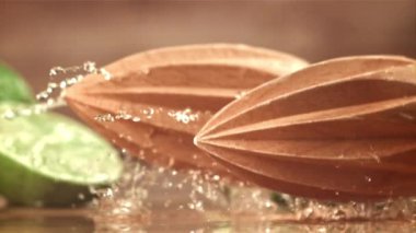 Kireç sıkacağı ıslak masaya düşer. 1000 fps 'de yüksek hızlı bir kamerayla çekildi. Yüksek kaliteli FullHD görüntüler