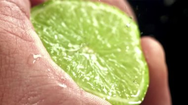 Bir tutam limon suyu. 1000 fps 'de yüksek hızlı bir kamerayla çekildi. Yüksek kaliteli FullHD görüntüler