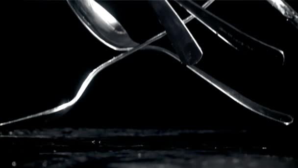 スプーンは濡れた黒いテーブルに落ちる 1000Fpsで高速カメラで撮影しました 高品質のフルHd映像 — ストック動画