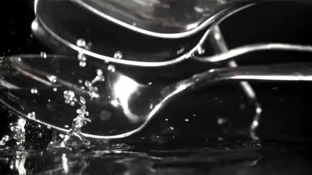 Kaşıklar Islak Siyah Bir Masaya Düşer 1000 Fps Yüksek Hızlı — Stok video