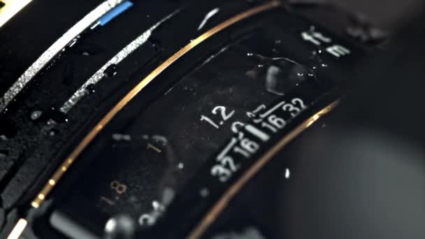 Краплі Дощу Падають Лінзу Знімався Високошвидкісній Камері Швидкістю 1000 Кадрів — стокове відео