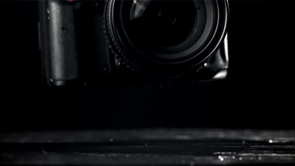 Câmera Cai Com Salpicos Mesa Molhada Filmado Uma Câmera Alta — Vídeo de Stock
