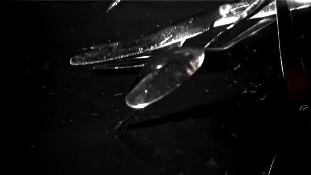 Çatal Bıçak Takımı Siyah Islak Bir Masaya Düşer 1000 Fps — Stok video