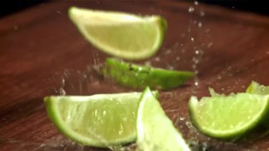 Kireç parçaları ıslak masaya düşer. 1000 fps 'de yüksek hızlı bir kamerayla çekildi. Yüksek kaliteli FullHD görüntüler