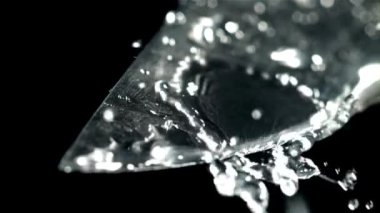 Bıçağın üzerine bir damla su düşer. 1000 fps 'de yüksek hızlı bir kamerayla çekildi. Yüksek kaliteli FullHD görüntüler