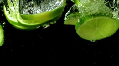 Kireç parçaları suya düşer. 1000 fps 'de yüksek hızlı bir kamerayla çekildi. Yüksek kaliteli FullHD görüntüler