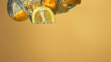 Limon parçaları suya düşer. 1000 fps 'de yüksek hızlı bir kamerayla çekildi. Yüksek kaliteli FullHD görüntüler