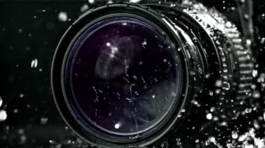 Kameraya lensle su damlaları düşer. 1000 fps 'de yüksek hızlı bir kamerayla çekildi. Yüksek kaliteli FullHD görüntüler