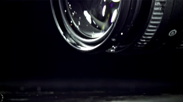 Φακός Της Κάμερας Πέφτει Στο Βρεγμένο Πάτωμα Τραβήχτηκε Κάμερα Υψηλής — Αρχείο Βίντεο