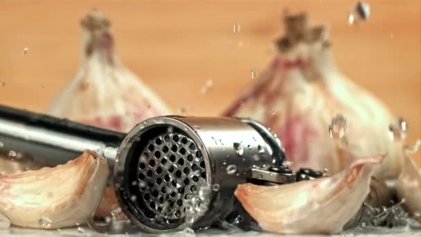 水滴落在大蒜压榨机上 在1000英尺每秒的高速相机上拍摄 优质Fullhd影片 — 图库视频影像