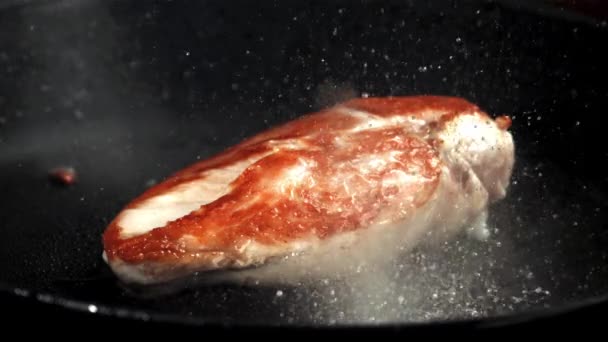Trozo Carne Pollo Fríe Una Sartén Filmado Una Cámara Alta — Vídeos de Stock