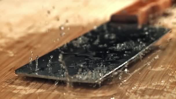 Cuchillo Del Carnicero Cae Sobre Tabla Cortar Filmado Una Cámara — Vídeos de Stock