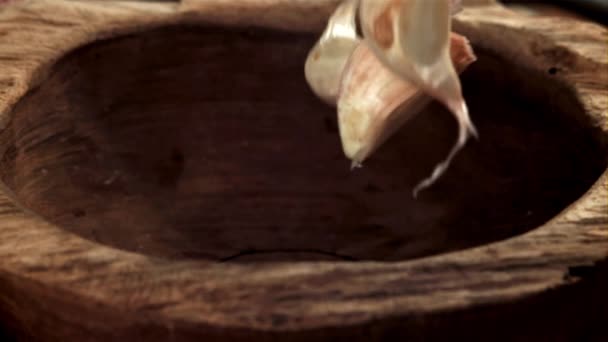Чеснок Падает Деревянную Тарелку Снято Высокоскоростную Камеру Скоростью 1000 Кадров — стоковое видео