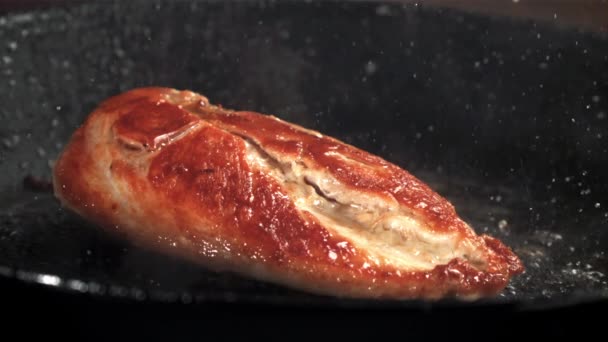 Carne Pollo Fríe Con Salpicaduras Filmado Una Cámara Alta Velocidad — Vídeos de Stock