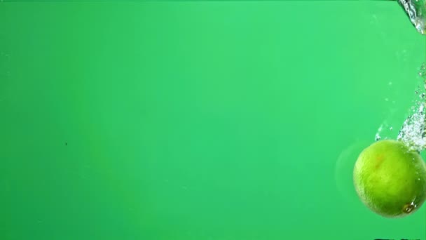 Limes Vallen Onder Water Met Belletjes Gefilmd Een Hoge Snelheidscamera — Stockvideo