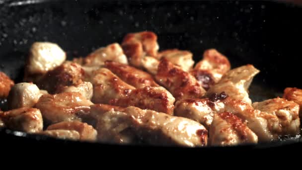 Hühnerstücke Einer Pfanne Braten Gefilmt Mit Einer Hochgeschwindigkeitskamera Bei 1000 — Stockvideo