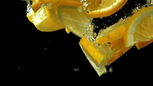 Pedaços Limão Caem Debaixo Água Filmado Uma Câmera Alta Velocidade — Vídeo de Stock