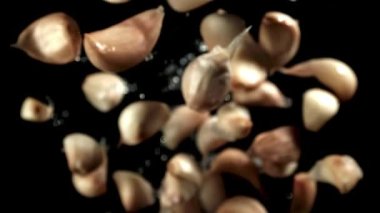 Taze sarımsak geliyor. Yukarıdan bak. 1000 fps 'de yüksek hızlı bir kamerayla çekildi. Yüksek kaliteli FullHD görüntüler