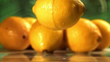 Limon düşer ve ikiye ayrılır. 1000 fps 'de yüksek hızlı bir kamerayla çekildi. Yüksek kaliteli FullHD görüntüler