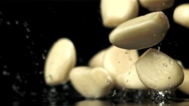 Sarımsak siyah bir masaya düşer. 1000 fps 'de yüksek hızlı bir kamerayla çekildi. Yüksek kaliteli FullHD görüntüler