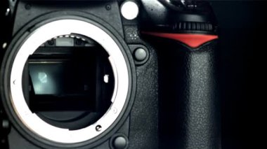 SLR kamerasının serbest bırakma mekanizması. 1000 fps 'de yüksek hızlı bir kamerayla çekildi. Yüksek kaliteli FullHD görüntüler