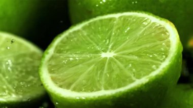 Kesik bir kireç parçasına su damlaları düşer. 1000 fps 'de yüksek hızlı bir kamerayla çekildi. Yüksek kaliteli FullHD görüntüler