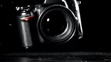 Kamera ıslak masanın üzerine sıçramış olarak düşer. 1000 fps 'de yüksek hızlı bir kamerayla çekildi. Yüksek kaliteli FullHD görüntüler