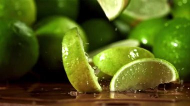 Kireç parçaları ıslak masaya düşer. 1000 fps 'de yüksek hızlı bir kamerayla çekildi. Yüksek kaliteli FullHD görüntüler