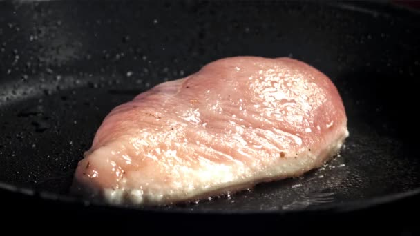 Filete Pollo Fríe Una Sartén Filmado Una Cámara Alta Velocidad — Vídeos de Stock